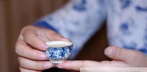 女士喝茶的手勢，女人正確喝茶手勢姿勢圖