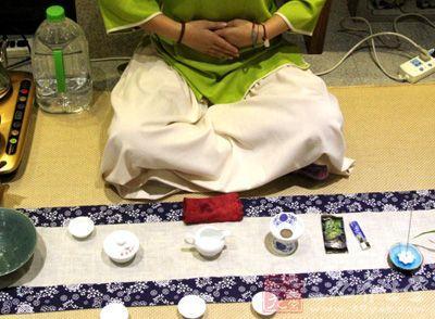 女士喝茶的手勢，女人正確喝茶手勢姿勢圖