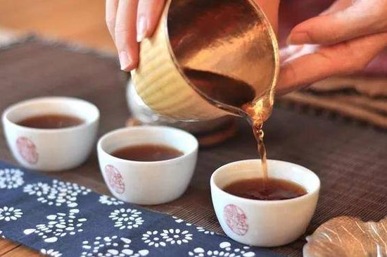 喝茶茶桌上的禮儀有哪些，泡茶待客十大禮儀不可不做！