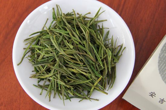 安吉白茶冷藏好還是冷凍好？這個(gè)需要根據(jù)存放時(shí)間來(lái)選擇