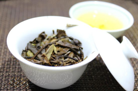怎么撬老白茶茶餅不容易碎，福鼎白茶如何撬茶方法