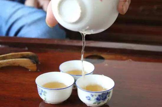 鴨屎香單叢雪片茶的特點，鳳凰雪片茶有什么特點？