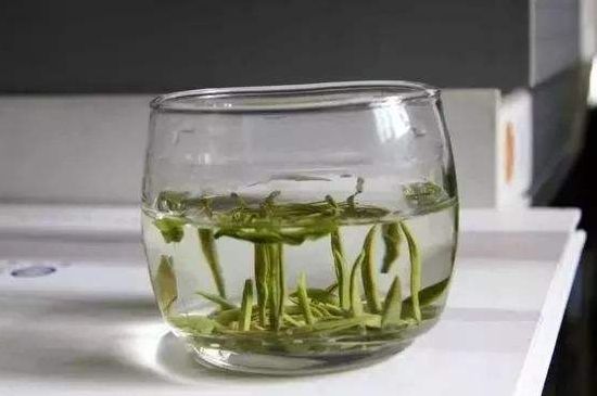 綠茶加重濕氣？濕氣體質寒的人能喝綠茶嗎