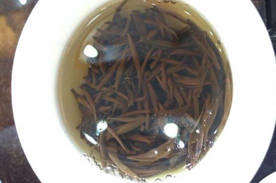 女人喝金駿眉的好處和壞處，女性喝金駿眉可減肥養(yǎng)顏