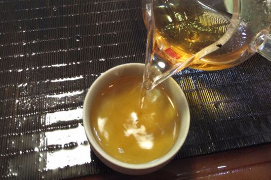 女人喝金駿眉的好處和壞處，女性喝金駿眉可減肥養(yǎng)顏