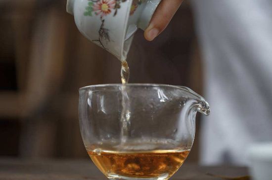 福鼎白茶要喝老的嗎，為什么喝白茶要喝老茶存新茶？
