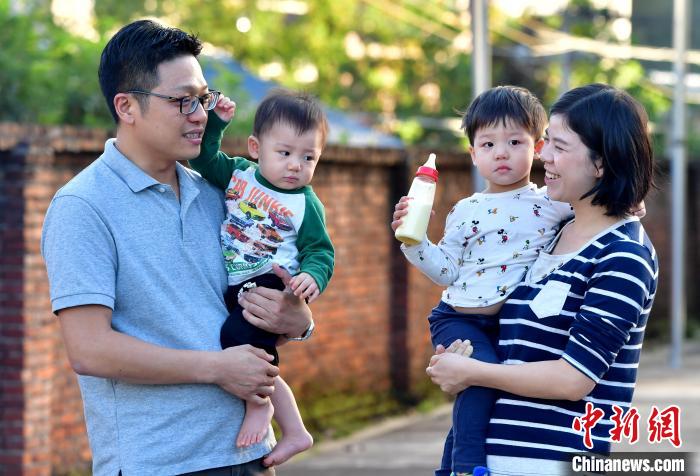 在長汀這十年，張元豪也收獲了愛情。2015年，他與客家妹子董仁花組成了溫暖的小家庭，如今已經(jīng)有了兩個可愛的寶寶?！埍?攝